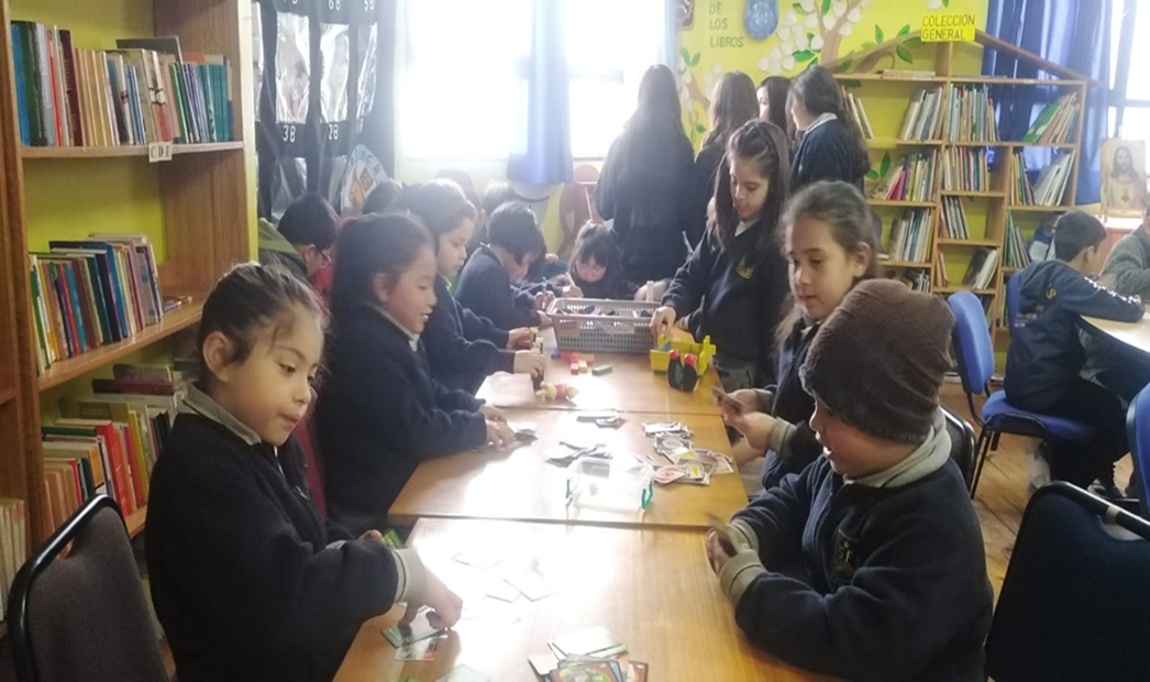 Niños leyendo en el CRA