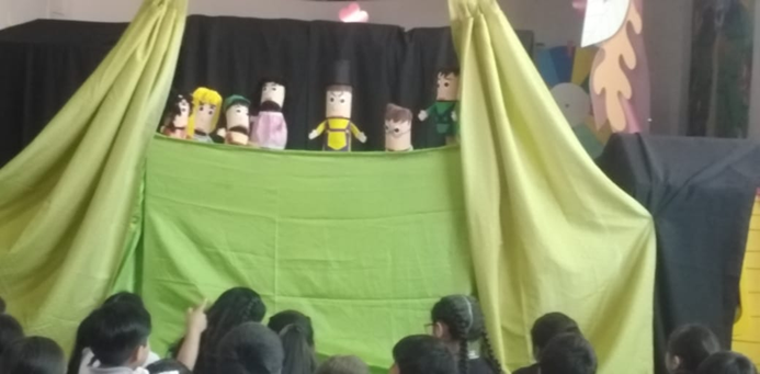 Presentación de títeres frente al público