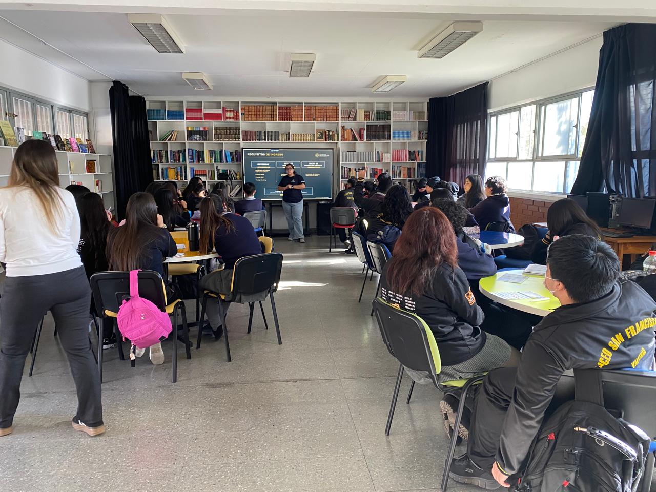 Actividad de estudiantes en el Centro de Lectura